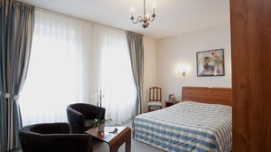 Superior Quadruple Room | Desk, iron/ironing board (on request), free WiFi, bed sheets - De la Poste (Urmatt)