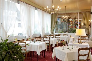 供應早餐、午餐、晚餐；本地菜