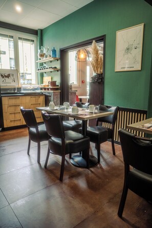 每日供應自助早餐 (每人 EUR10)