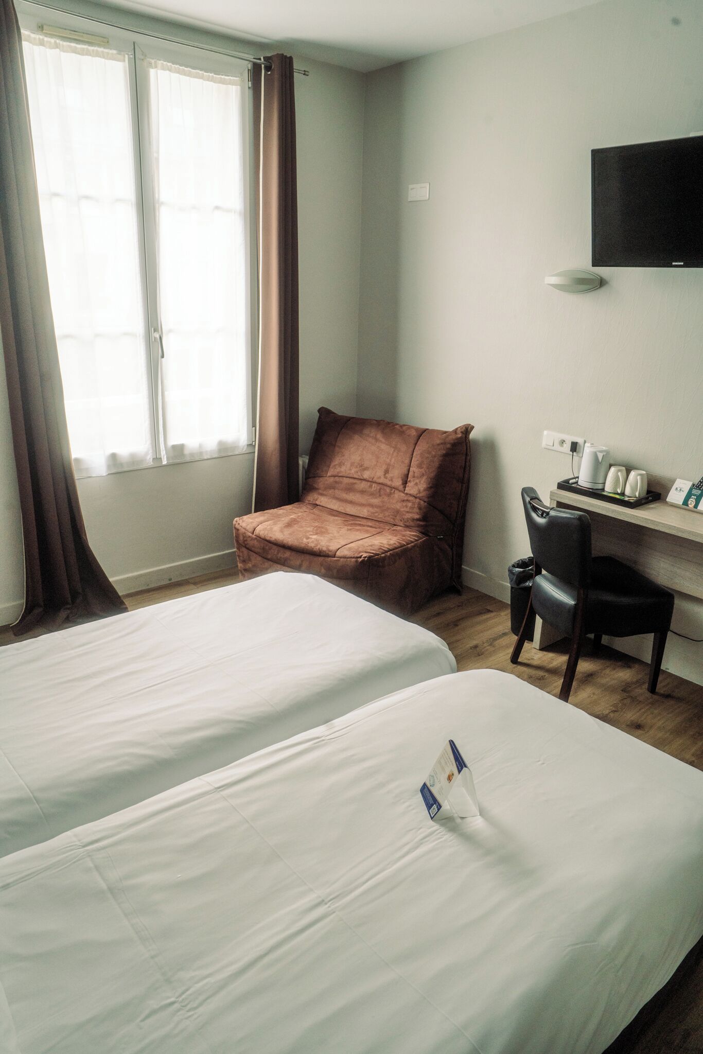 double room | desk, blackout curtains, soundproofing, free wifi
