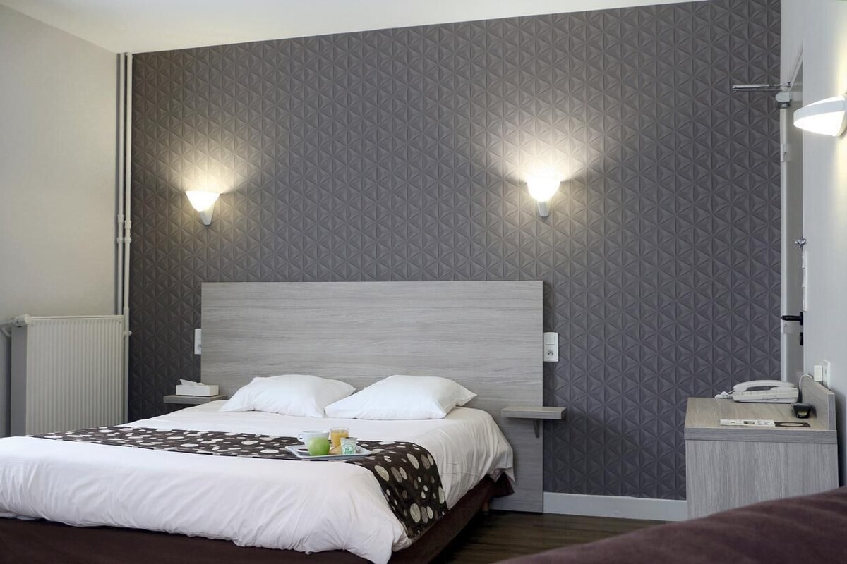 Escritorio, cortinas blackout, sistema de insonorización y wifi gratis 