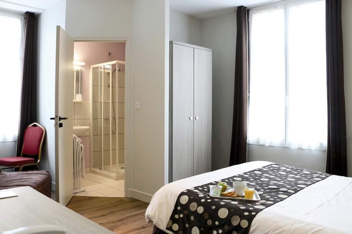 Schreibtisch, Verdunkelungsvorhänge, schallisolierte Zimmer