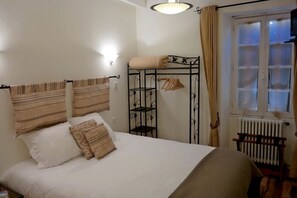 双人房 | 高档床上用品、办公桌、熨斗/熨板、免费婴儿床