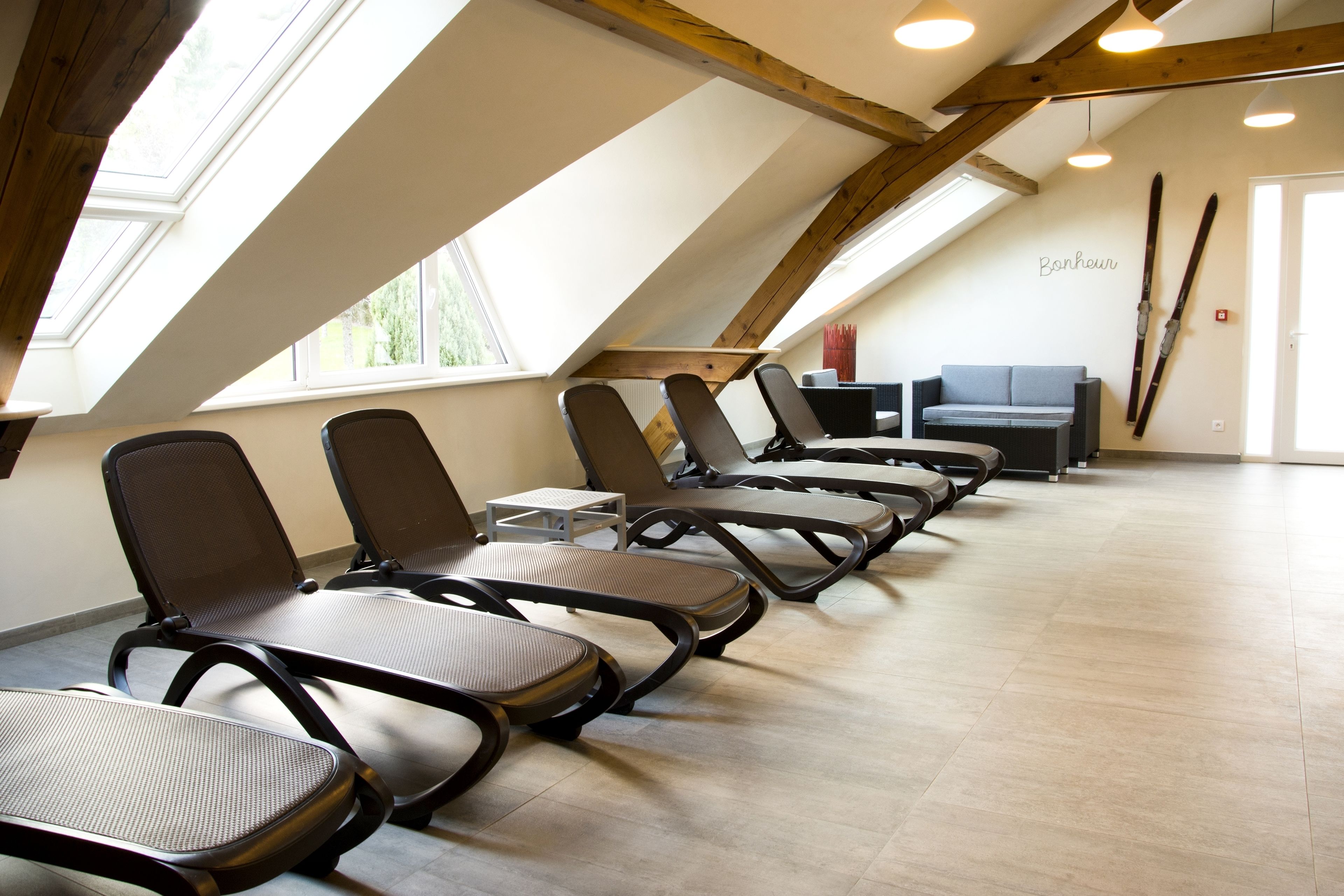 indoor pool, open 7 am to 7 pm, pool loungers