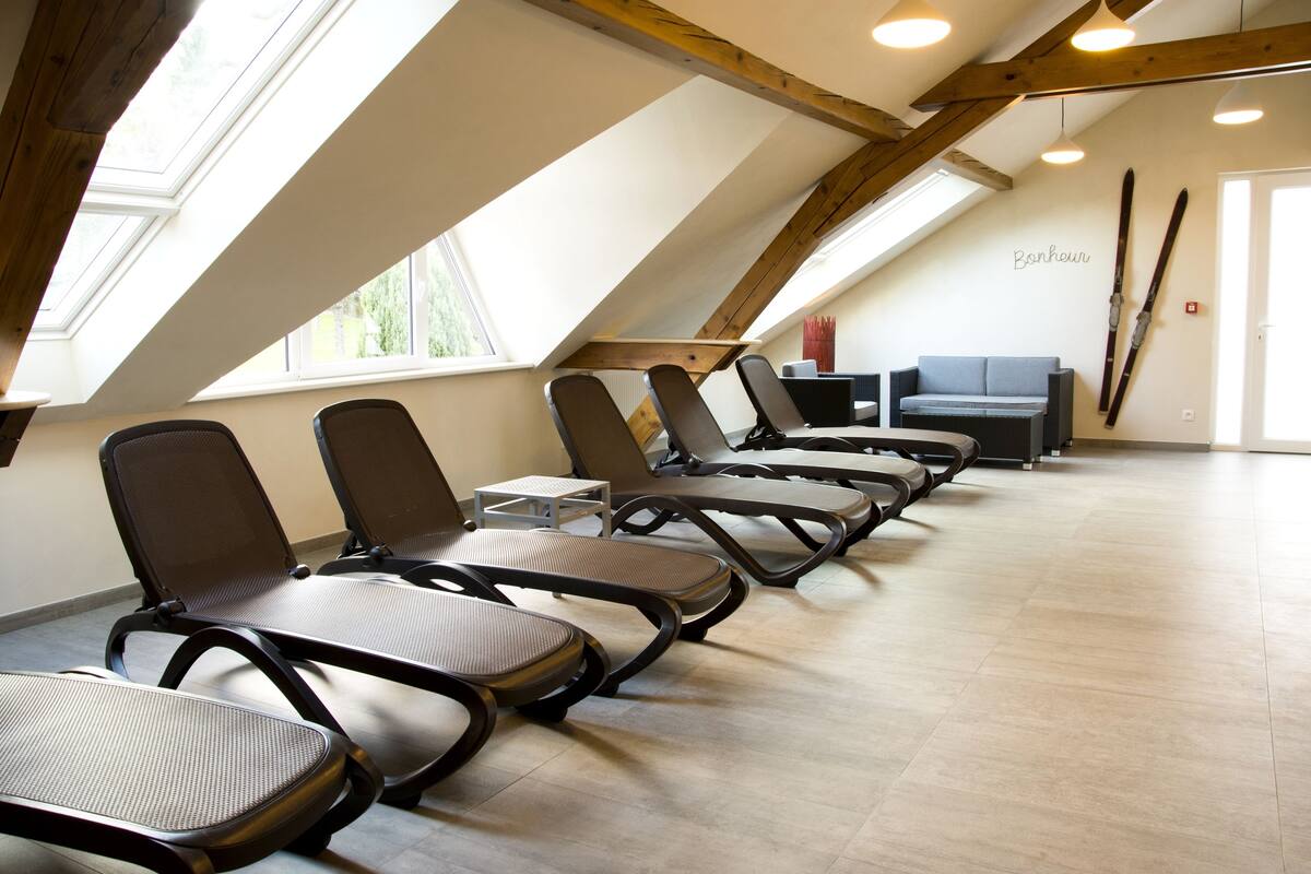 indoor pool, open 7 am to 7 pm, pool loungers