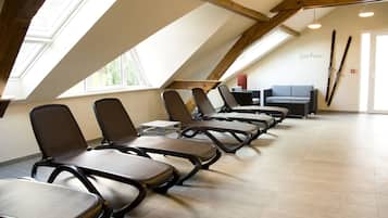 Una piscina cubierta (de 07:00 a 19:00), tumbonas