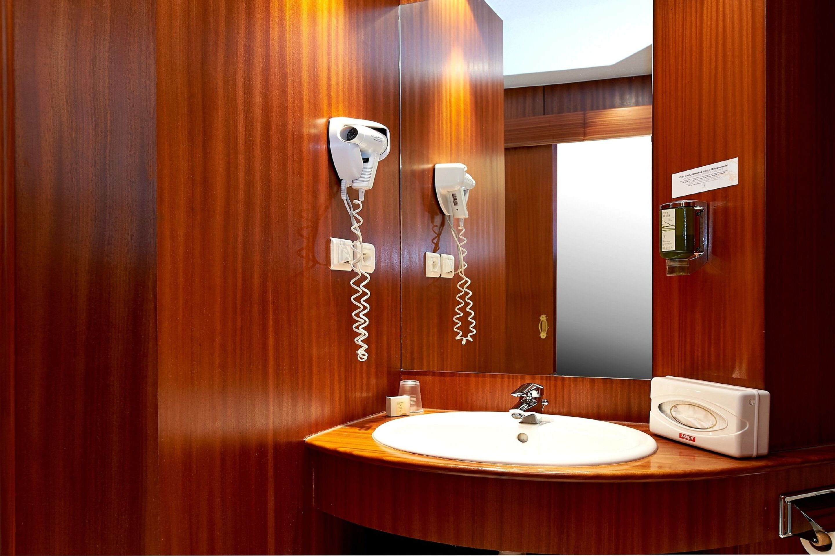 superior room | bathroom | free toiletries, hair dryer, bathrobes, towels