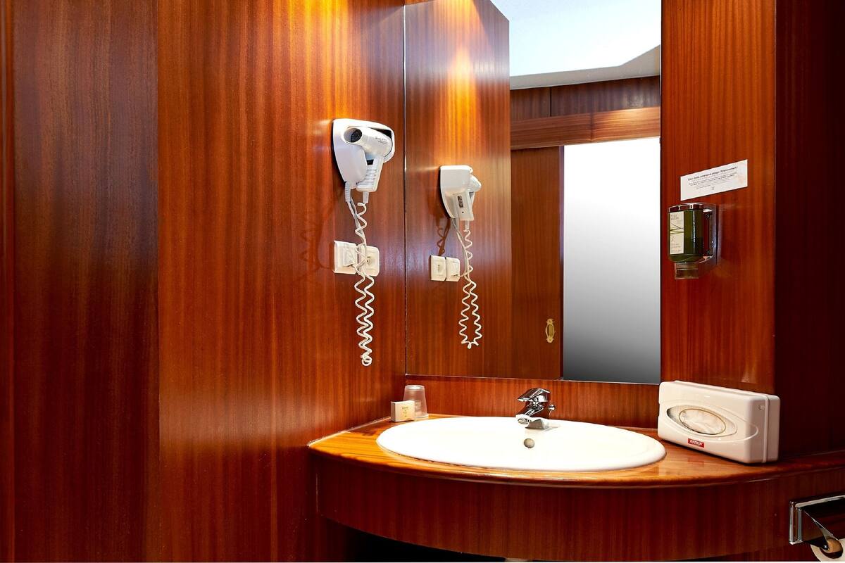 superior room | bathroom | free toiletries, hair dryer, bathrobes, towels