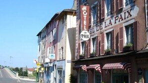 Un hotel llamado "HOTEL DE LA PAIX" con un cartel que indica un precio de 5 euros.