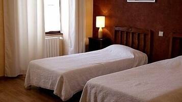 Twin Room | Minibar, desk, soundproofing, free WiFi