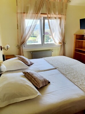 Standard-Doppel- oder -Zweibettzimmer | Zimmersafe, Schreibtisch, schallisolierte Zimmer, kostenlose Babybetten