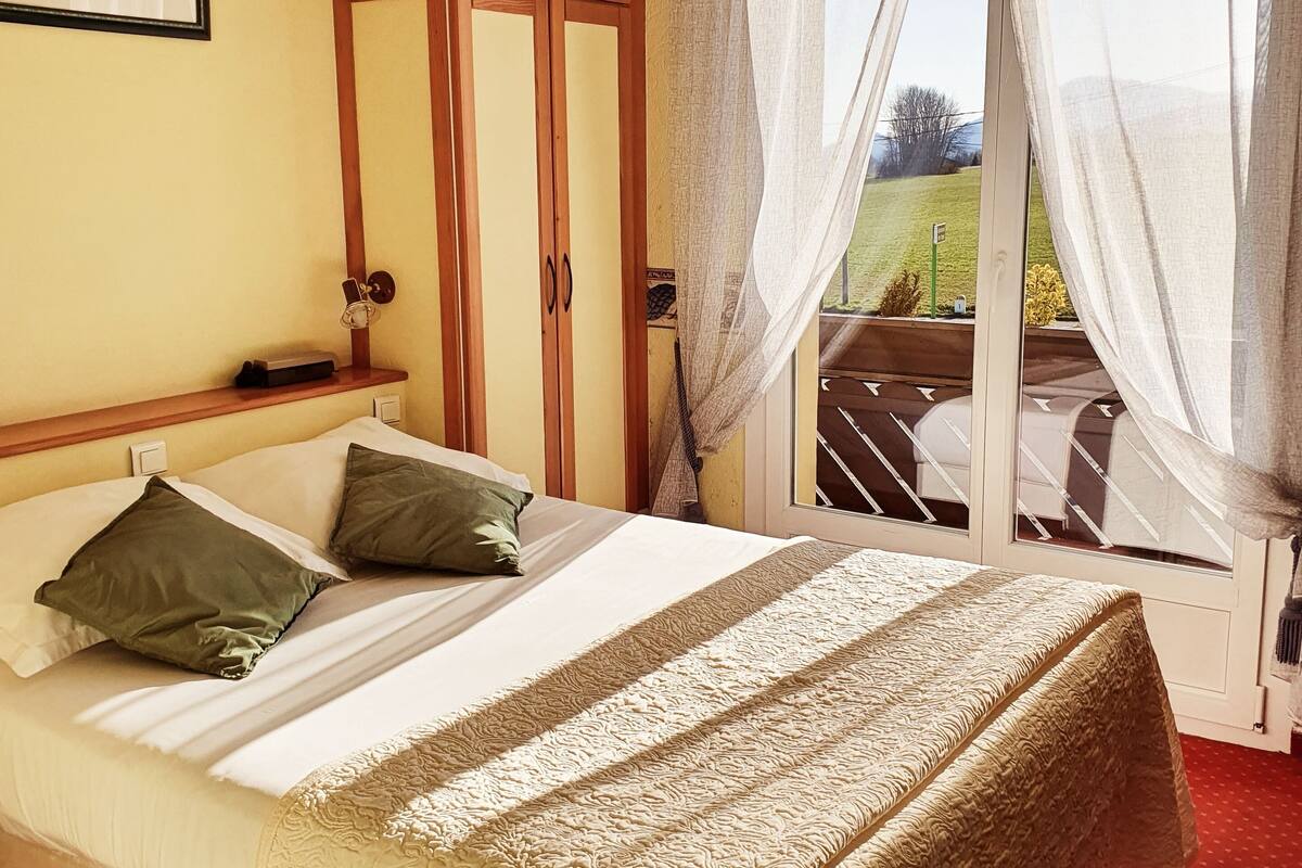 In-room safe, desk, soundproofing, free cribs/infant beds