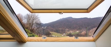 Habitación familiar | Ropa de cama de alta calidad, decoración individual, escritorio