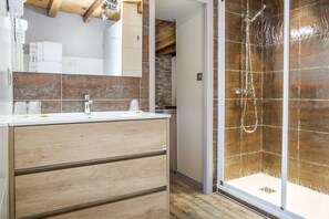 Driepersoonskamer | Luxe beddengoed, individueel gedecoreerd, een bureau, geluiddichte muren