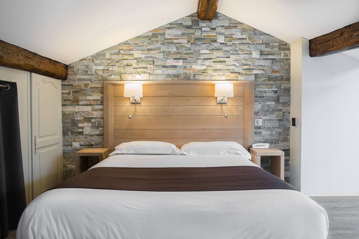 Family Room | Premium bedding, desk, soundproofing, free cots/infant beds