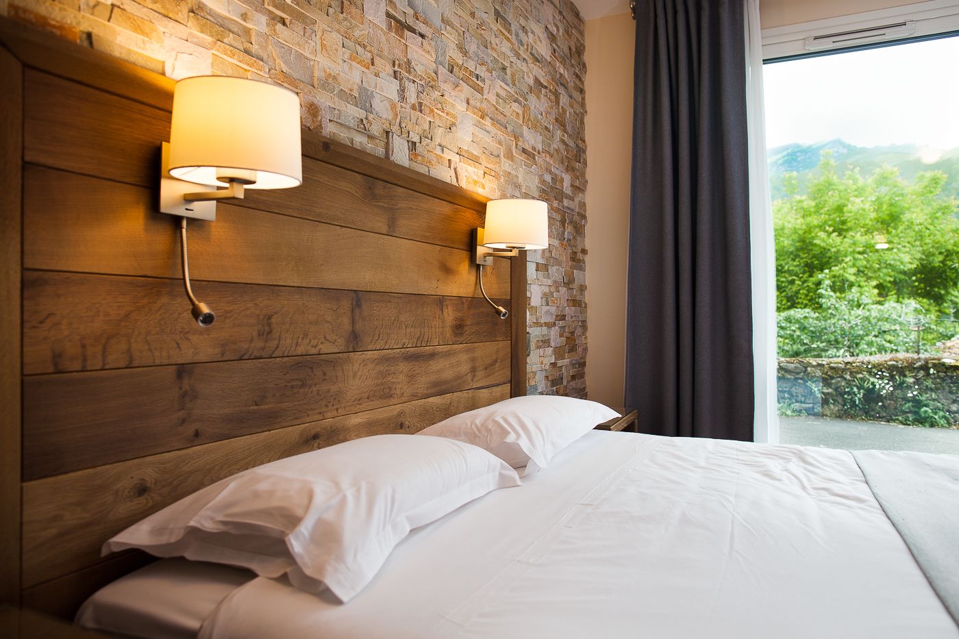 Comfort tweepersoonskamer | Luxe beddengoed, individueel gedecoreerd, een bureau, geluiddichte muren