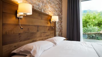 Comfort tweepersoonskamer | Luxe beddengoed, individueel gedecoreerd, een bureau, geluiddichte muren