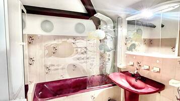 Family Apartment, Multiple Beds | Bathroom | Hair dryer, towels