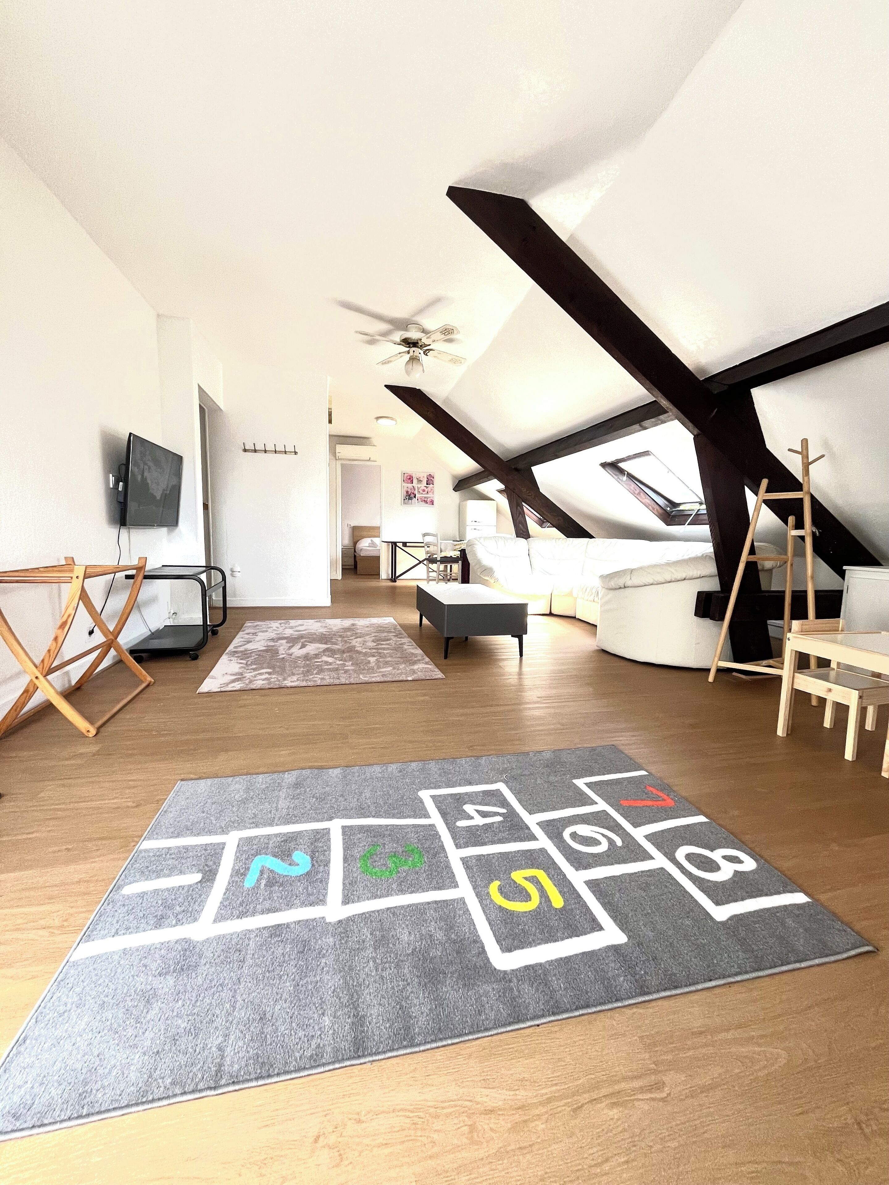 Departamento familiar, varias camas | Área de sala de estar | Televisión LCD 