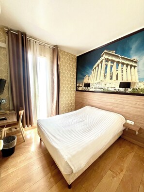 Skrivebord, wi-fi (inkludert) og sengetøy