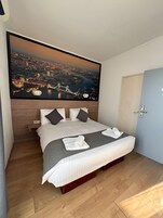 Escritorio, wifi gratis y ropa de cama 