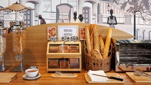 A bakery display with various breads and a soup bowl. - Hôtel du Parc (Aulnay-sous-Bois)