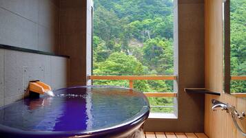 Chambre Tradition (can't serve dinner after 8 PM checkin) | Salle de bain | Ensemble douche/baignoire, baignoire relaxante profonde