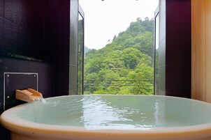 传统客房, 1 间卧室, 私人浴室, 山景 (can't serve dinner after 8 PM checkin) | 浴室 | 淋浴/盆浴组合、深泡浴缸、免费洗浴用品、吹风机