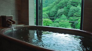 Un bain à remous avec vue sur une colline boisée.