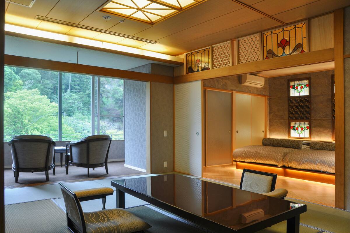 Een traditionele Japanse kamer met tatami vloeren, een lage tafel en een futonbed.