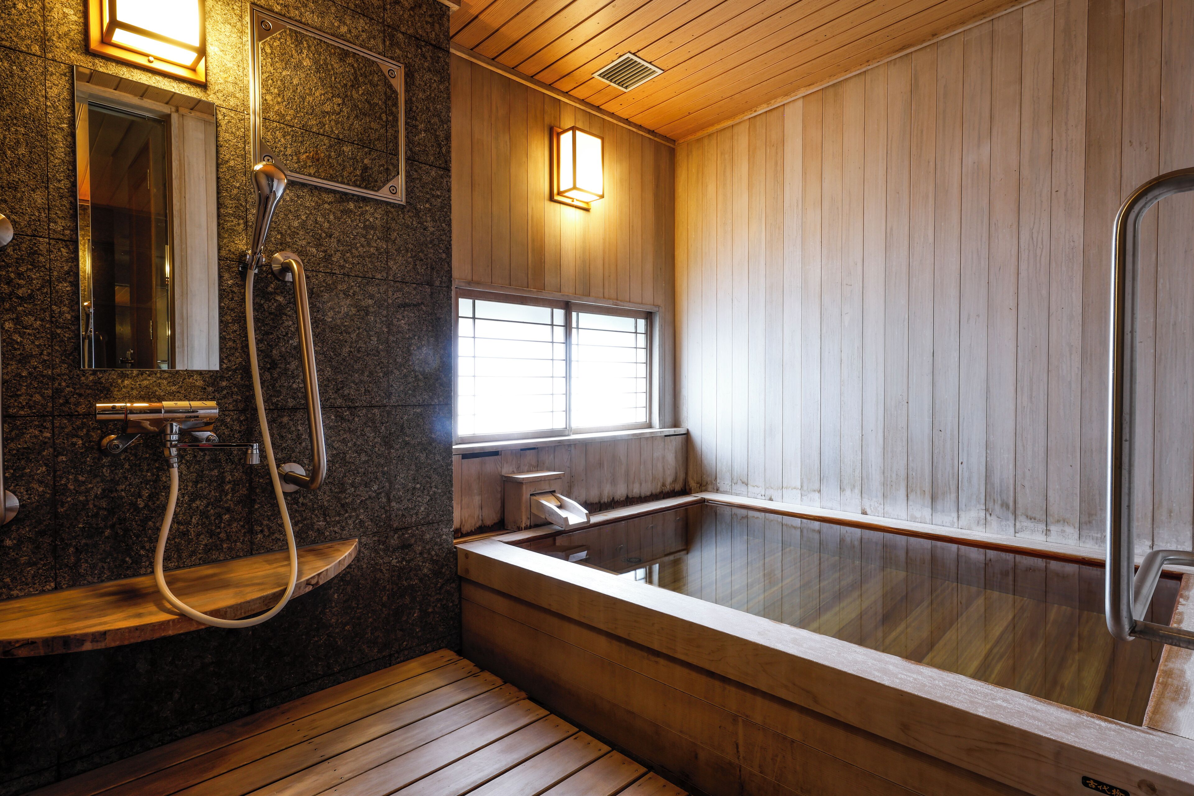 Deep soaking bathtub