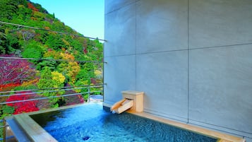 Deep-soaking bathtub