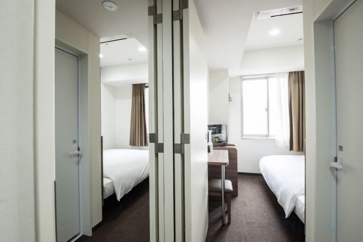 Connecting Rooms (2 Single Rooms)