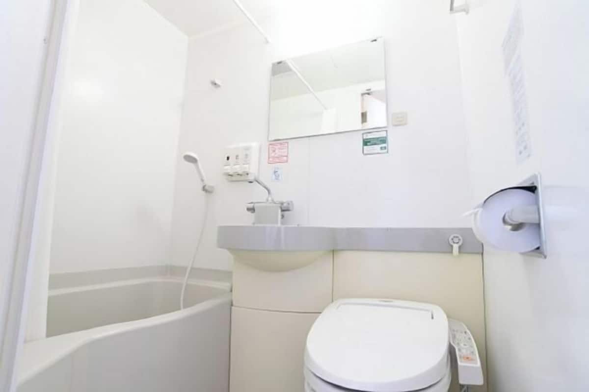 Ensemble douche/baignoire, sèche-cheveux