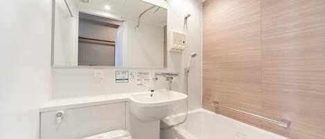 Duschwanne, Haartrockner, Hausschuhe, Toilette mit elektrischem Bidet