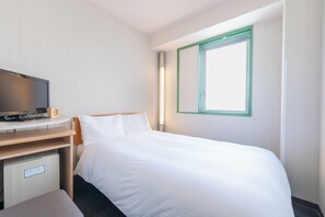 Small Double, Non Smoking | Down comforters, free wired internet, bed sheets - Washington R&B Hotel Hakata Ekimae Dai 1 (Fukuoka)