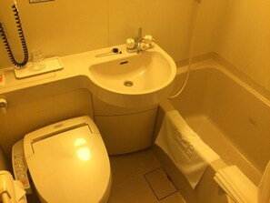 Single Room, Non Smoking | Bathroom | Combined shower/tub, hair dryer, bidet, towels
