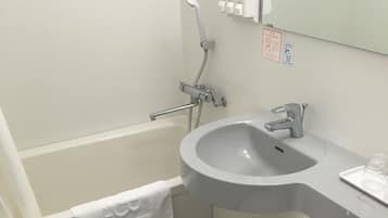 Et moderne badeværelse med badekar, vask og toilet.