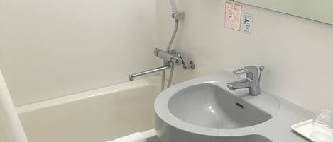 Une salle de bain moderne avec une baignoire, un lavabo et des toilettes.