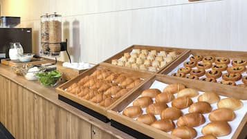 Daily continental breakfast (JPY 700 per person)