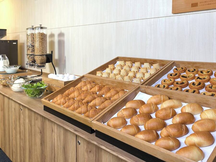 Daily continental breakfast (JPY 800 per person)