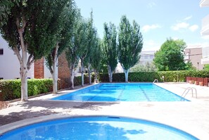 สระว่ายน้ำกลางแจ้งเปิดตามฤดูกาล, เก้าอี้อาบแดดริมสระ