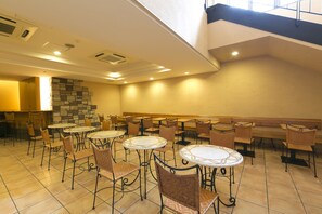 Desayuno continental (JPY 700 por persona)