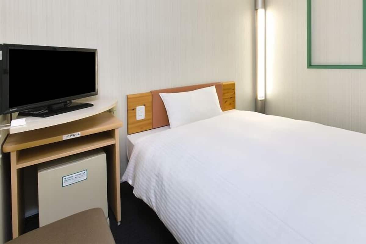 Escritorio, wifi gratis, ropa de cama