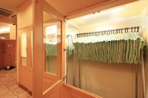 Bañera con ducha, secador de pelo, pantuflas, toallas