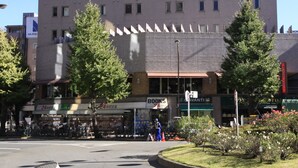 Un edificio de hotel alto con varios pisos y un cartel que indica que es un hotel R&B.