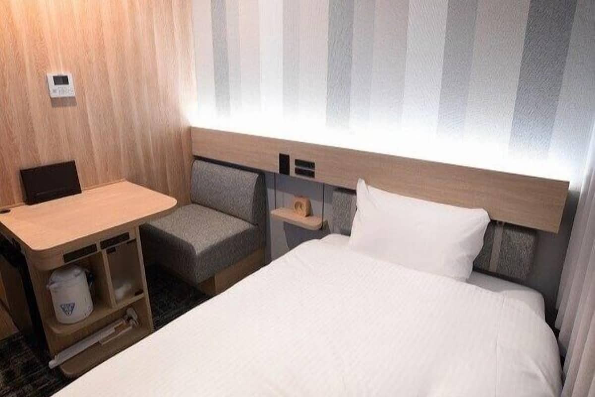 Down duvets, desk, free WiFi, bed sheets