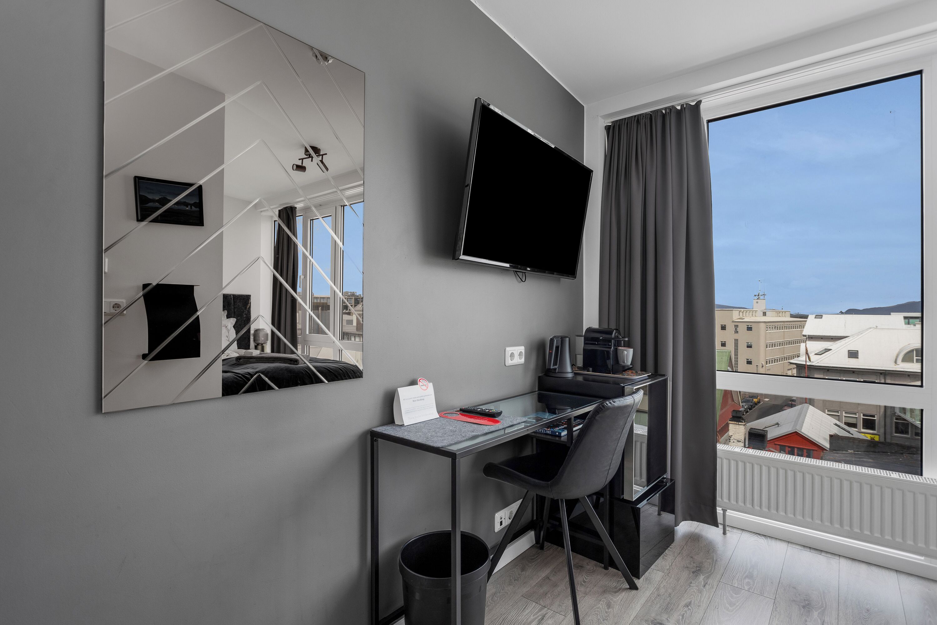 standard single room | premium bedding, down duvets, pillow-top beds, individually decorated