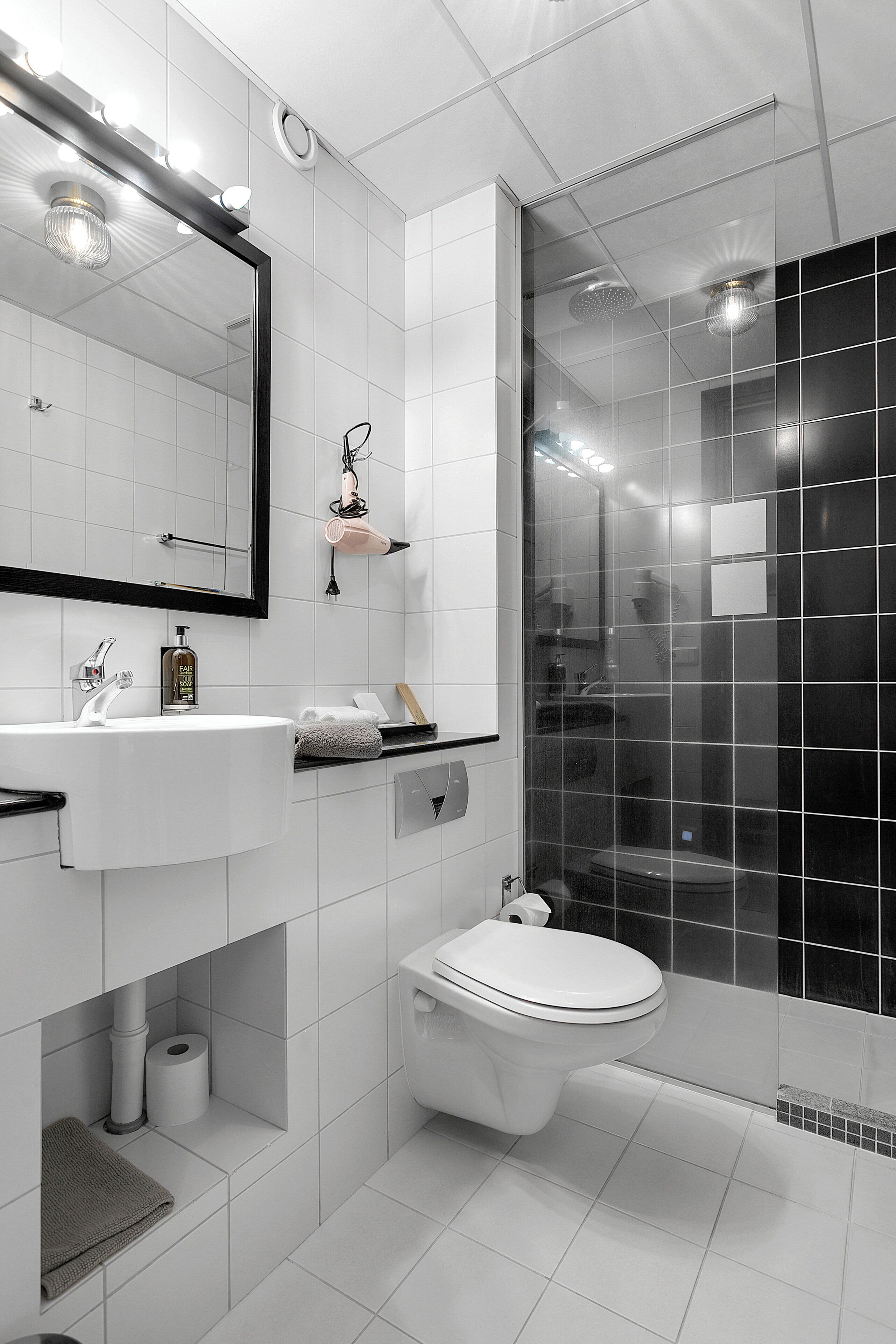 standard double room, balcony (or view) | bathroom | free toiletries, hair dryer, towels