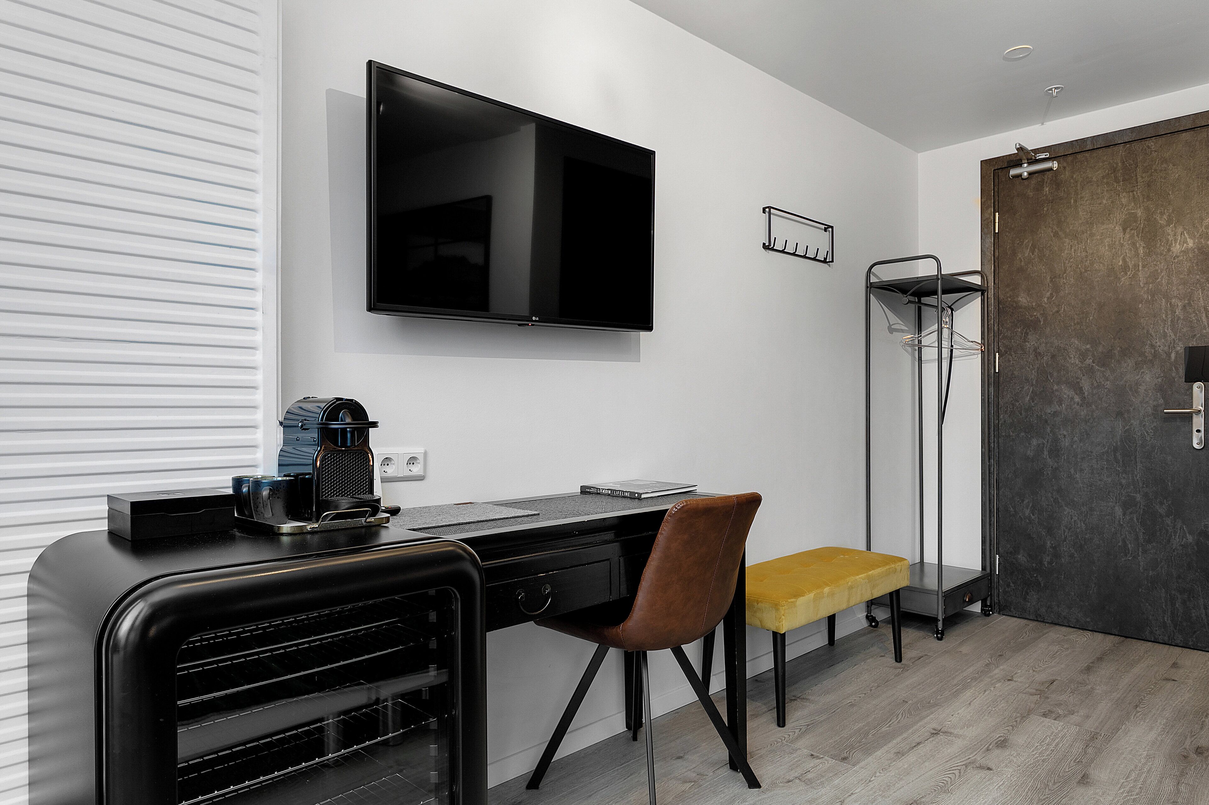 standard double room, balcony (or view) | room amenity